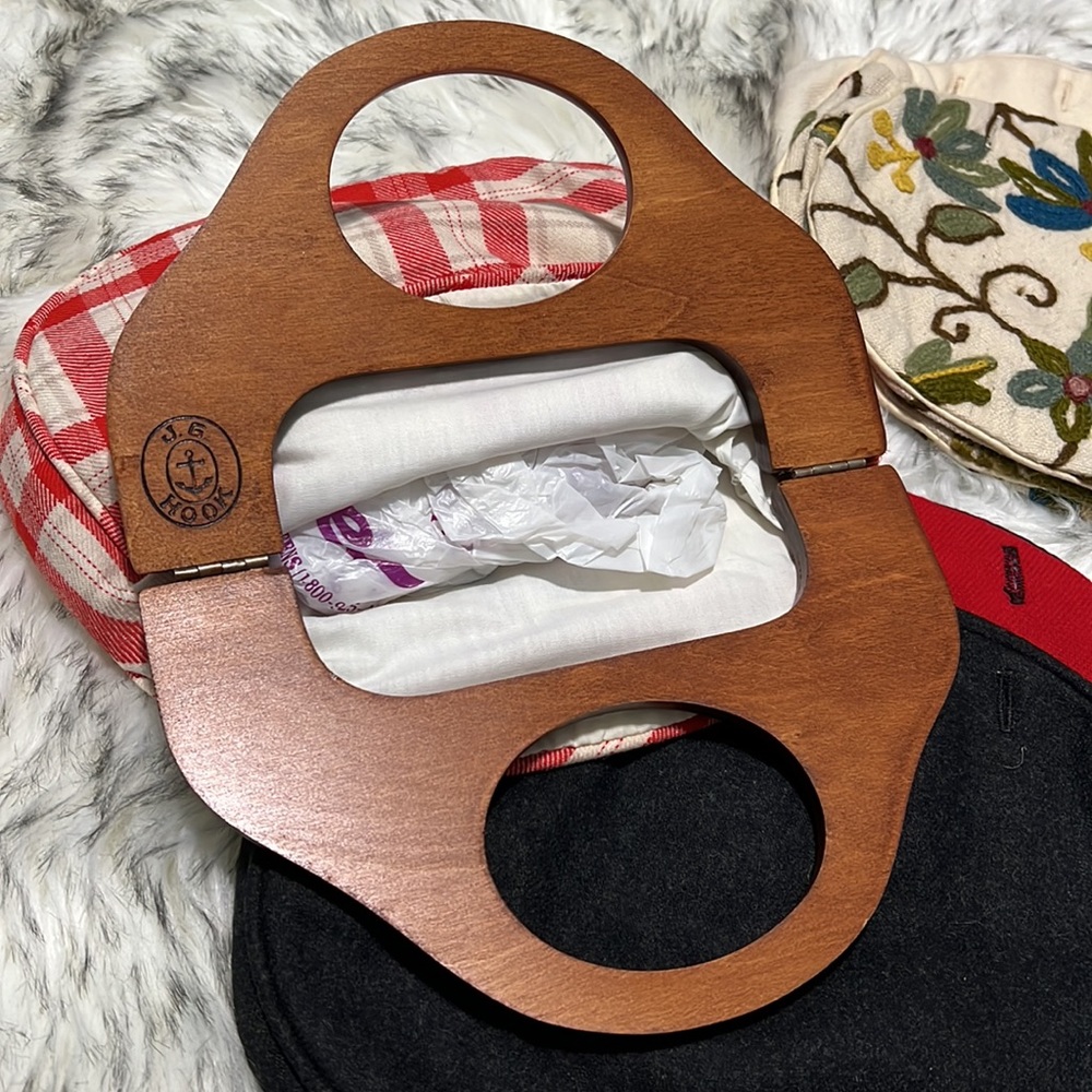 Elegant Red and Cream Plaid Clutch - Picture 3 of 14